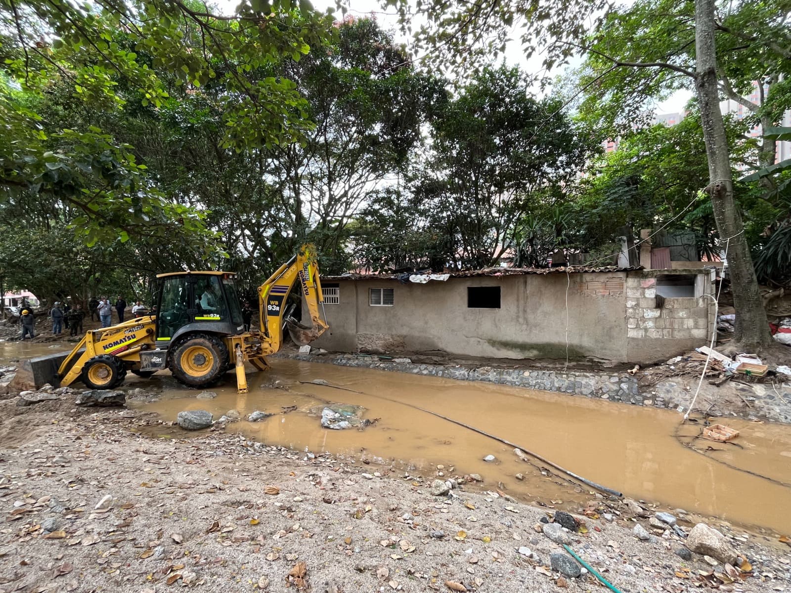 Demolieron casa en Valadares, Bello, por riesgos de seguridad y presunto consumo de drogas