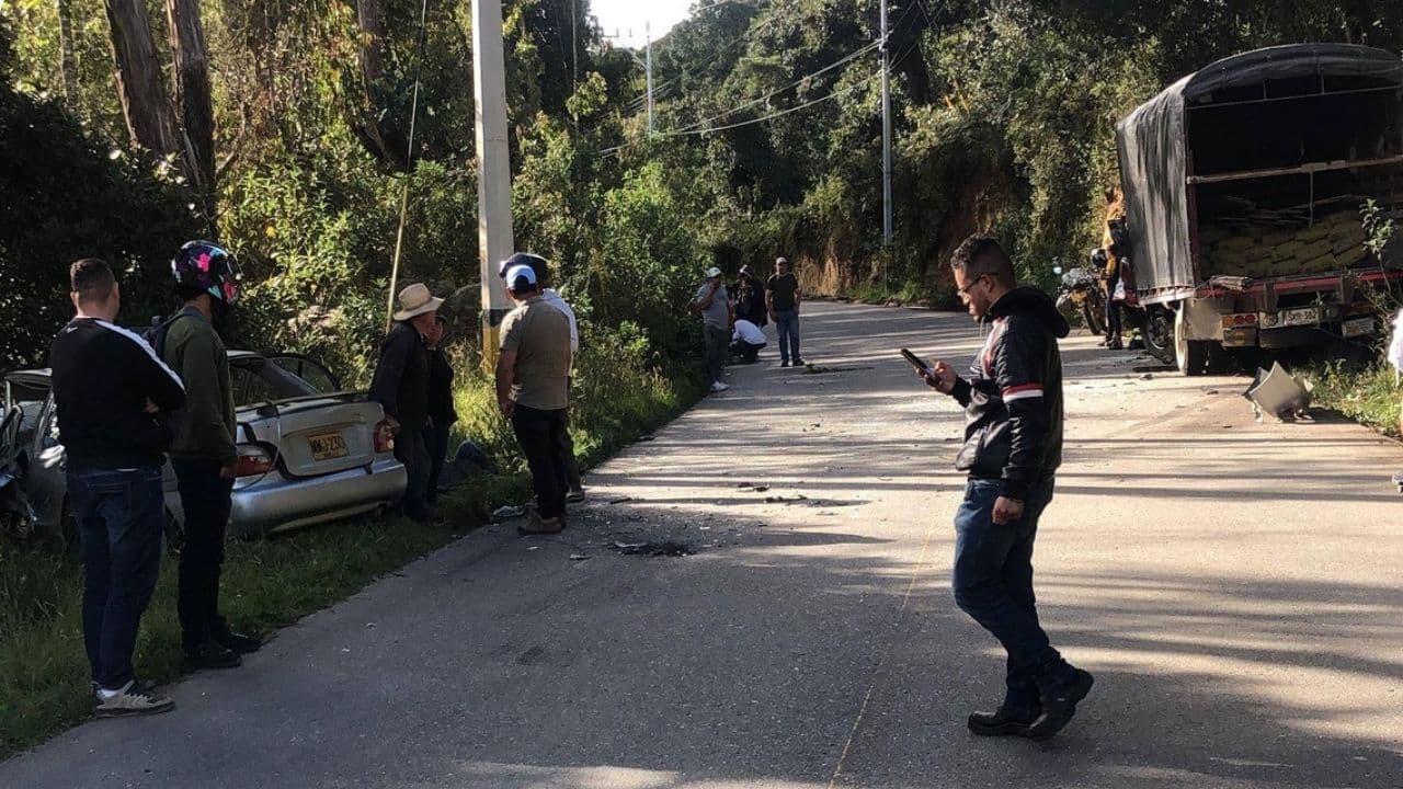 Carro particular se sale de la vía tras chocar con camión en San José de la Montaña