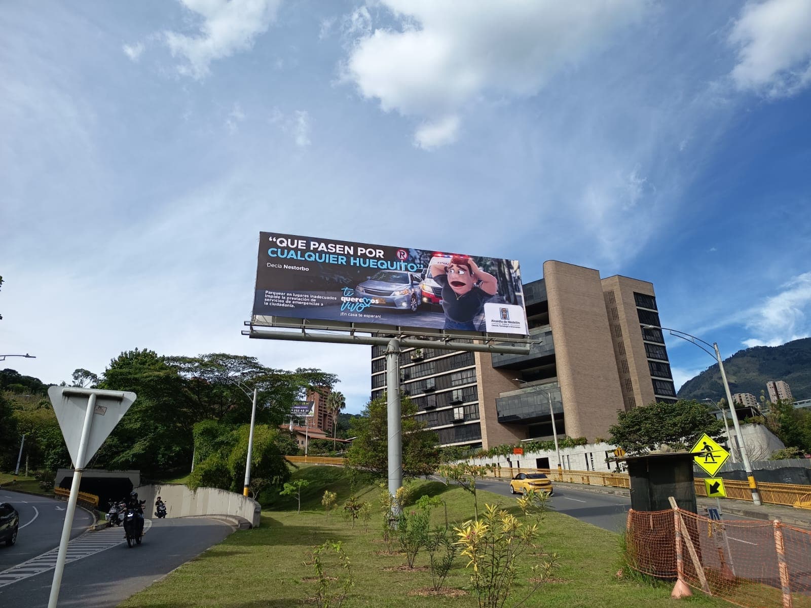 Medellín lanza "Nestorbo" para frenar el mal parqueo que ya suma más de 19.000 multas