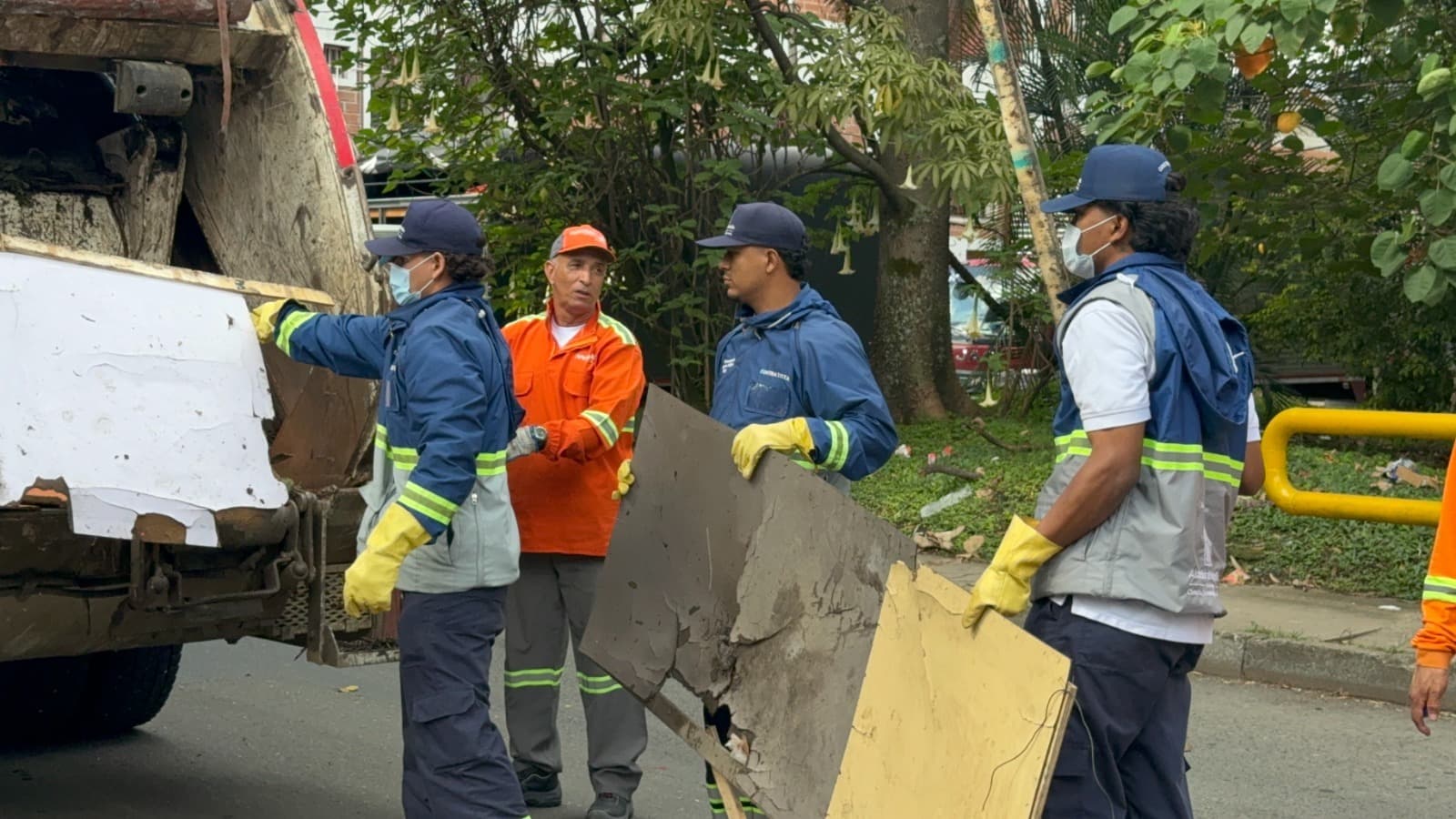 Medellín ha desmantelado más de 3.100 cambuches en 2026 para recuperar el espacio público