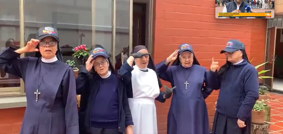 Monjas de Envigado celebran triunfo electoral con banderas y cornetas en convento