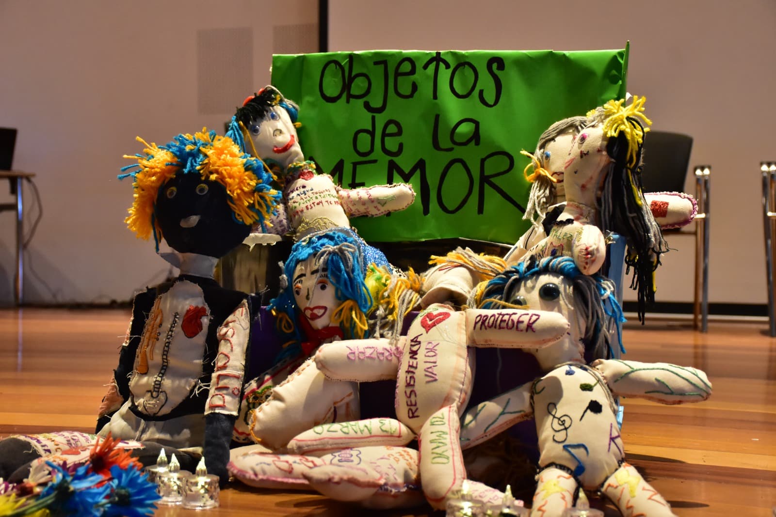 Madres buscadoras llevan sus historias de dolor y esperanza al teatro en Medellín