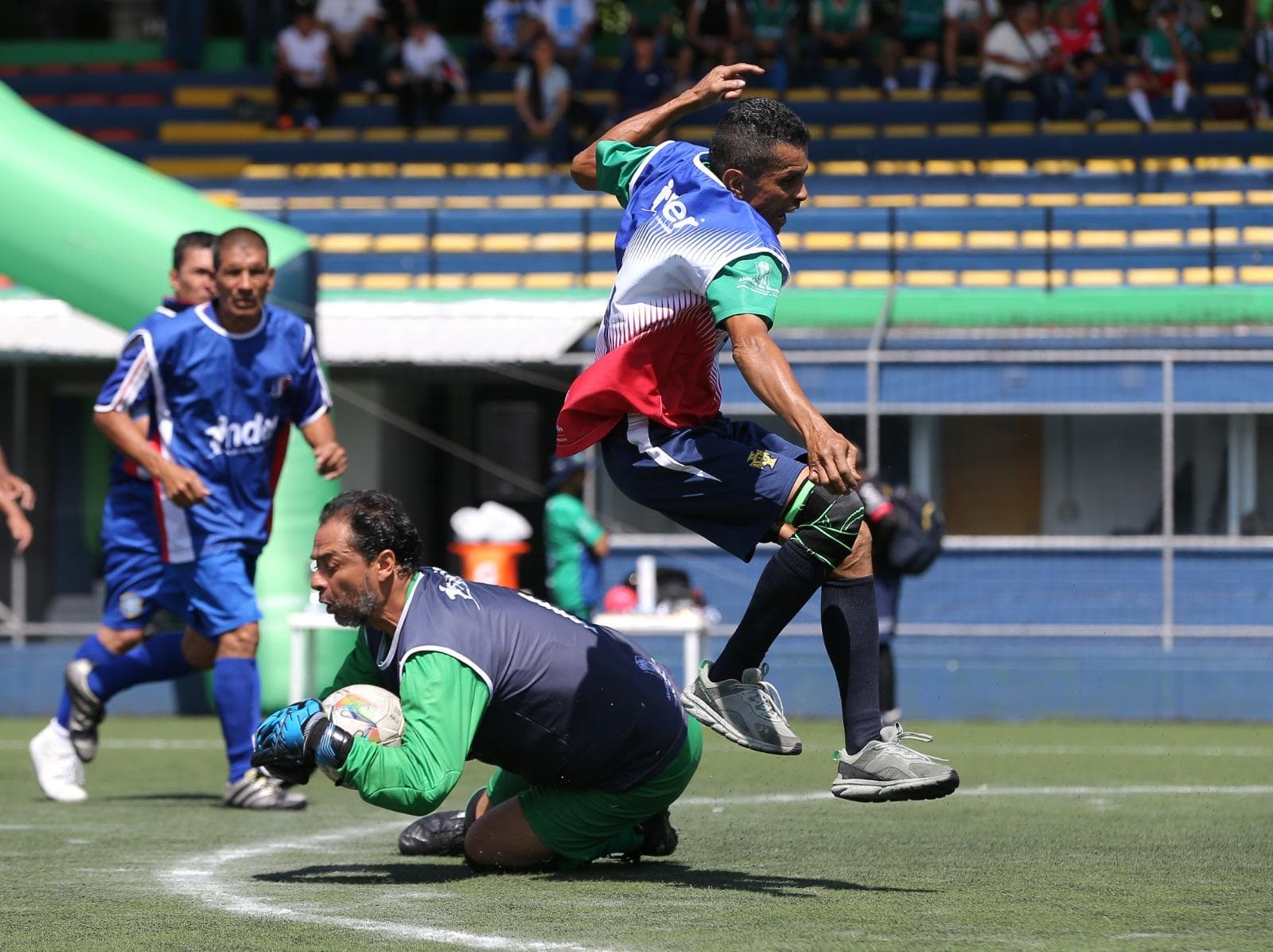 Adultos mayores de Medellín viven su propia fiesta mundialista con el fútbol caminando