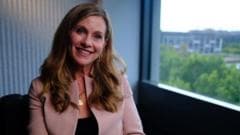 La reguladora que enfrenta amenazas de muerte por sacar a los menores de las redes sociales