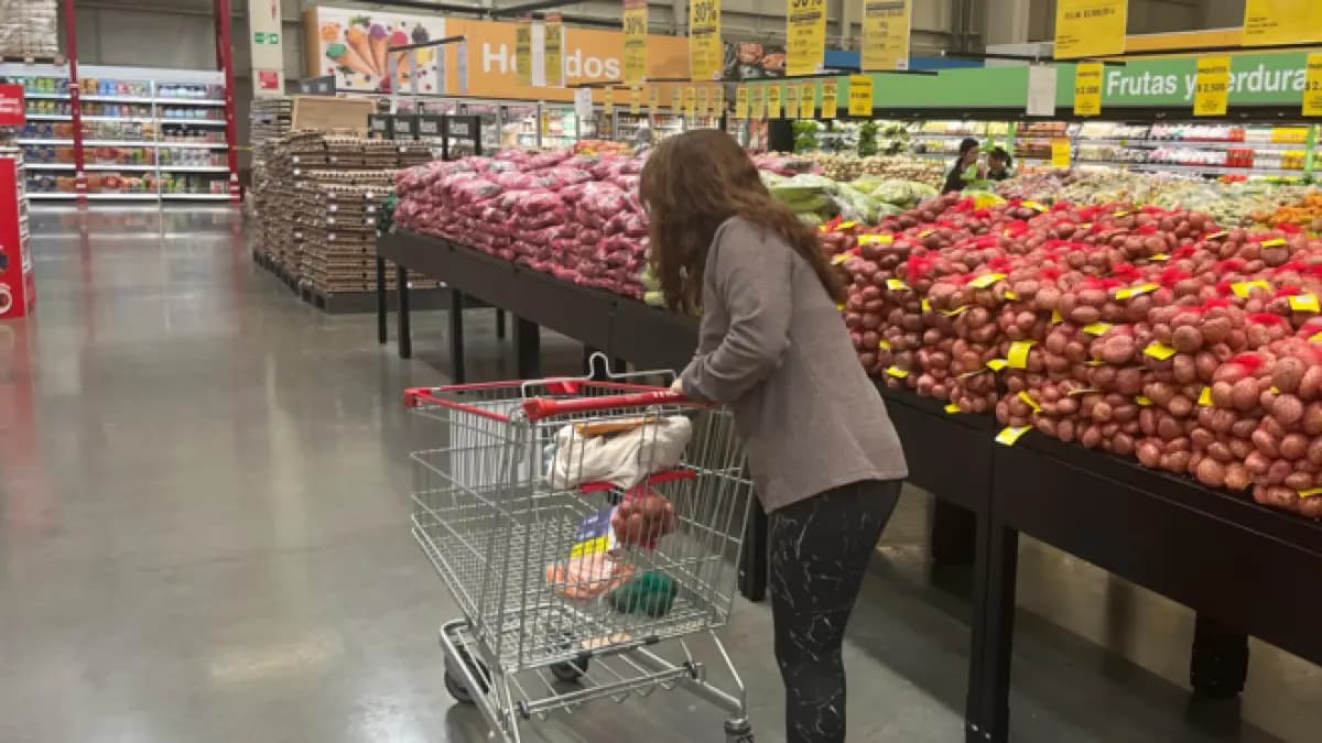 Inflación baja en febrero pero aún está lejos de la meta: qué significa para tu bolsillo