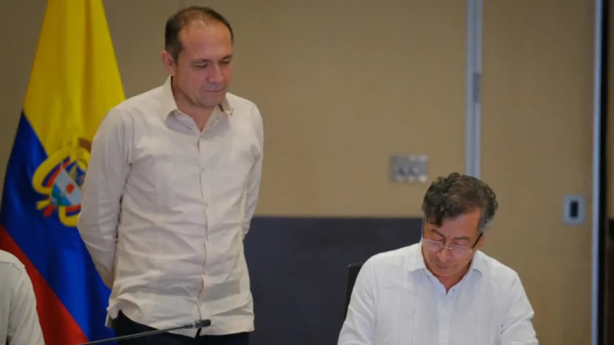 Petro firma solicitud para convocar asamblea constituyente: comienza recolección de firmas ciudadanas