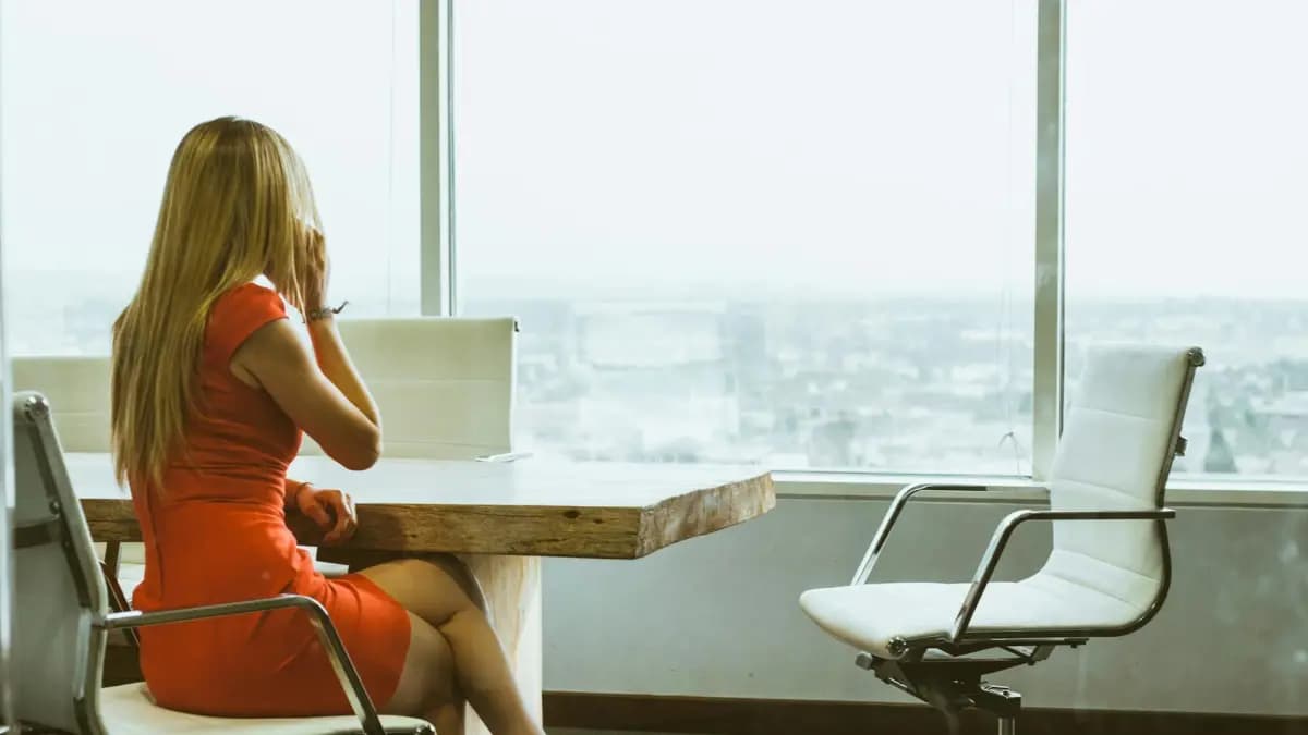 Mujeres en el empleo formal: avance lento y una alarma preocupante después de los 55 años