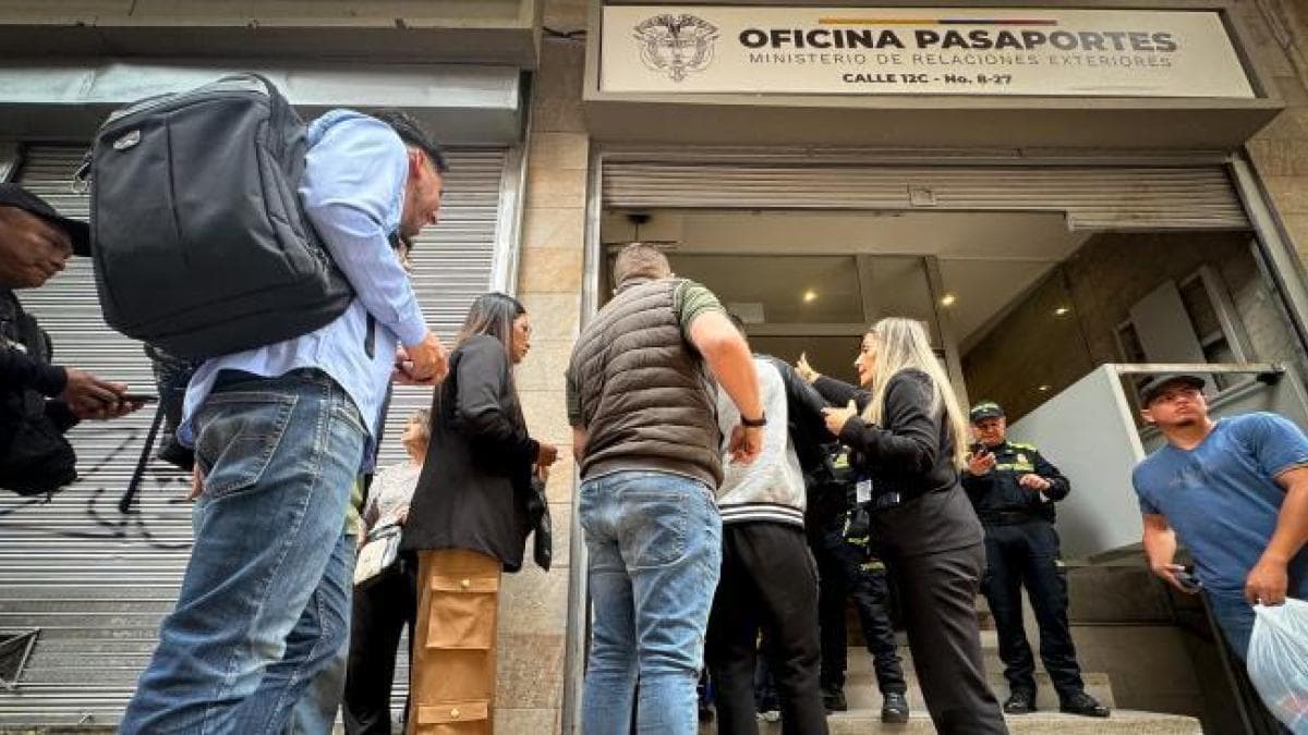 Ataque cibernético paraliza pasaportes: miles de colombianos en filas sin poder tramitar documentos