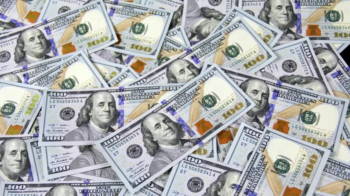 Las decisiones fiscales del Gobierno avivan la incertidumbre y disparan la volatilidad del dólar