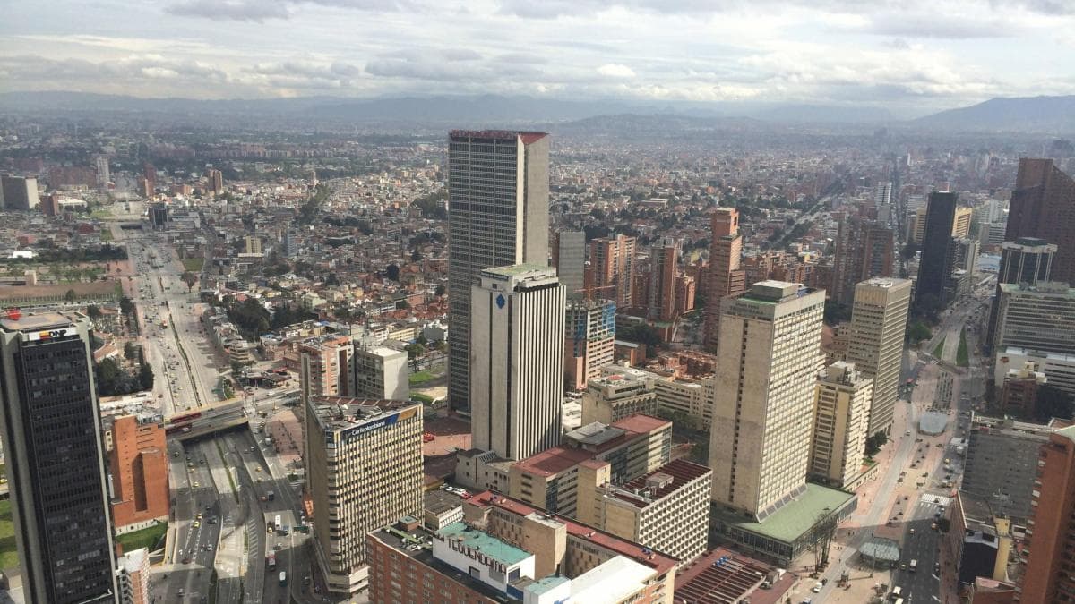 Fitch advierte: salario mínimo y tasas altas amenazan las ganancias de los bancos en 2026