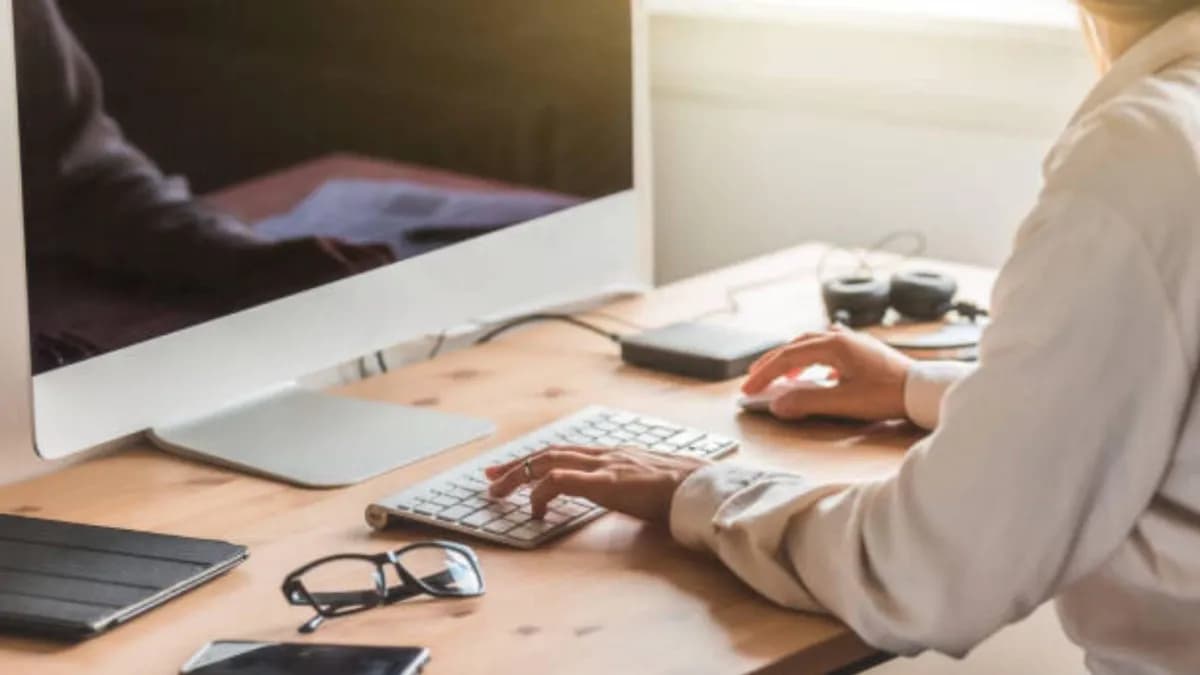 Uno de cada 10 trabajadores colombianos mira pornografía en el trabajo: los riesgos que nadie cuenta