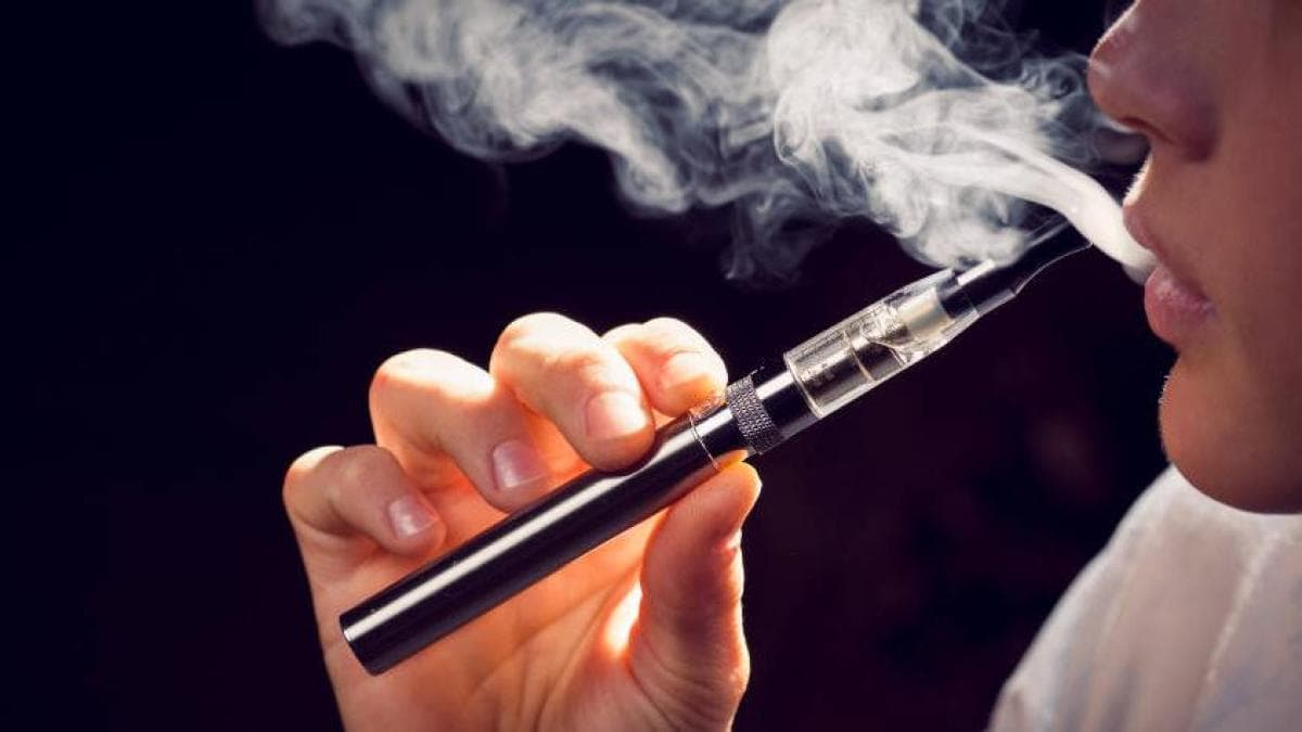 Jóvenes vapean por curiosidad y sabores, pero creen erróneamente que es menos dañino que el cigarrillo