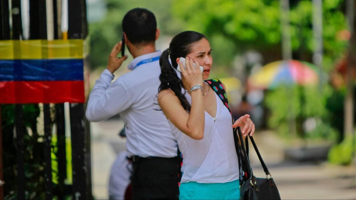 CRC obliga a operadores a permitir cancelación de planes 24/7 sin llamadas ni visitas