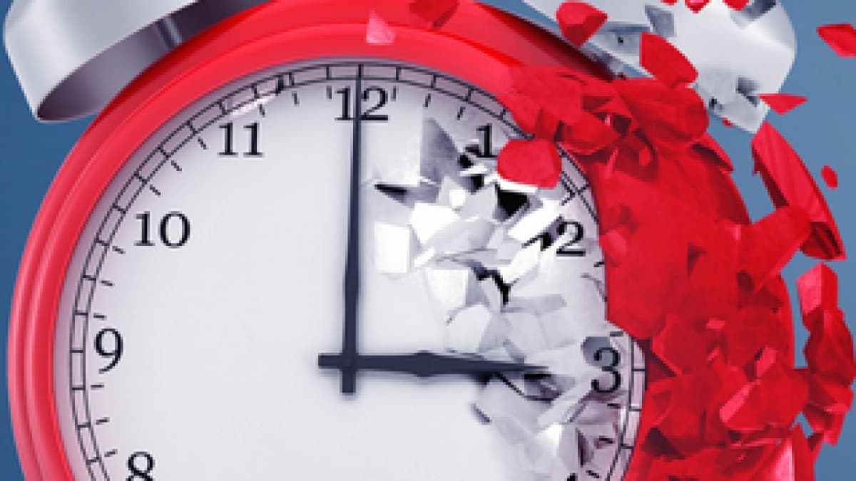 Procrastinar no es pereza: el cerebro lo usa como mecanismo de defensa contra la ansiedad