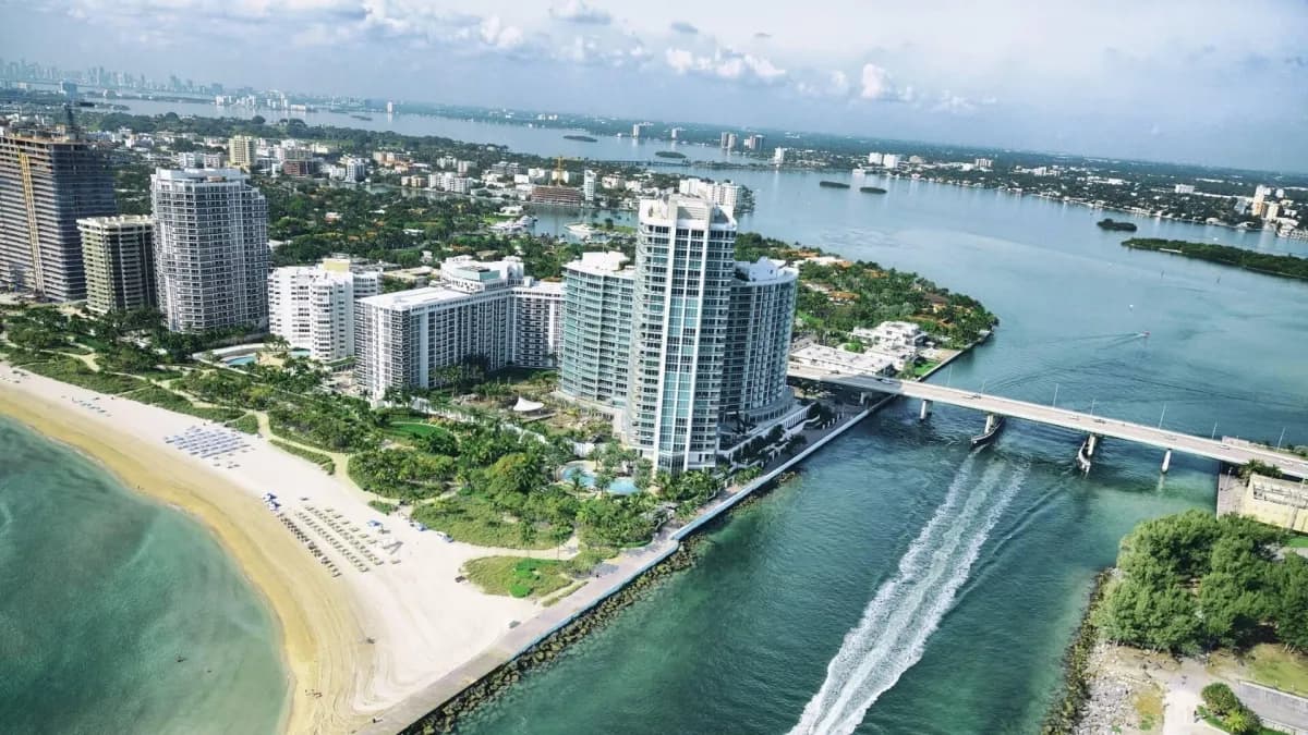 Dólar más débil abre puertas: colombianos financian apartamentos en Miami sin revisar su historial crediticio