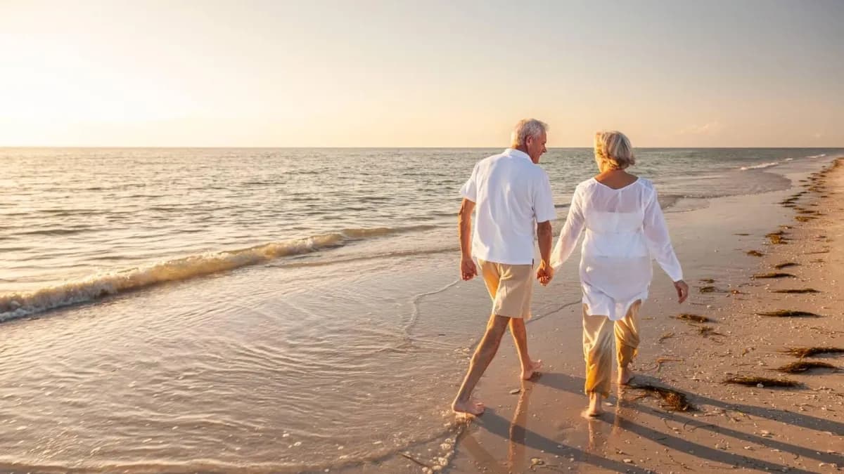 Arena mojada versus seca: dónde deben caminar los mayores de 60 para proteger su salud en la playa