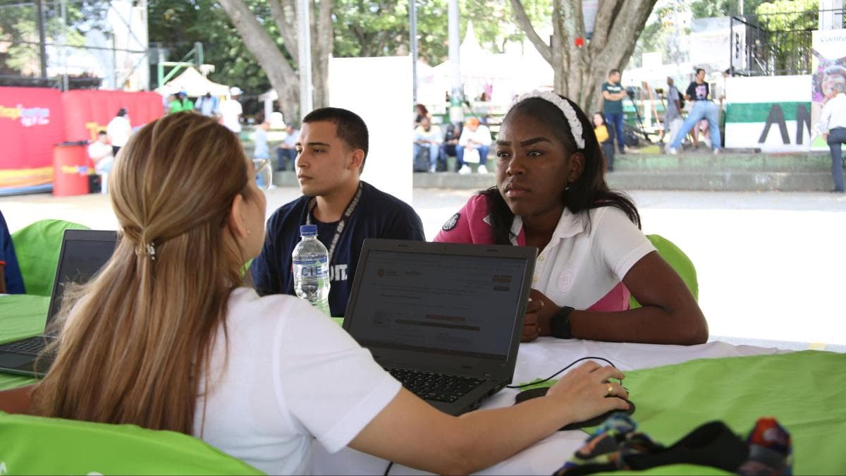Antioquia crea empleo a ritmo de potencia, pero deja a sus pueblos fuera del juego