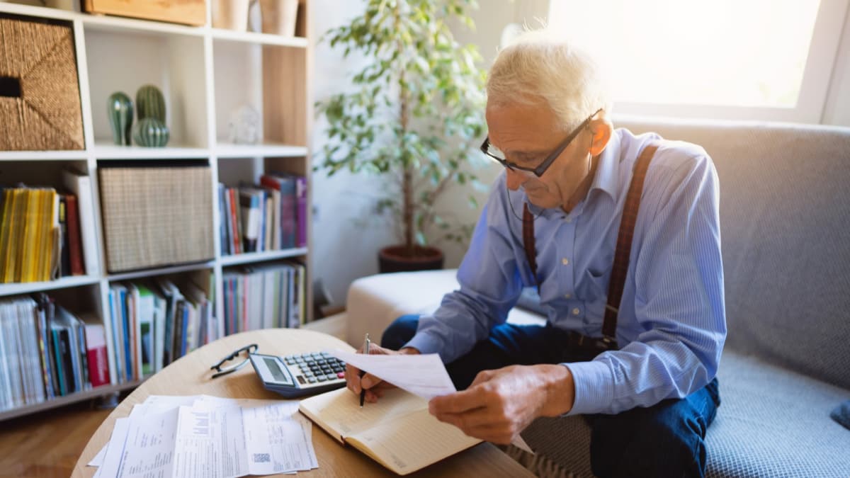 Reforma pensional sin ley: decretos del Gobierno Petro obligan a 12.400 colombianos a trabajar años más