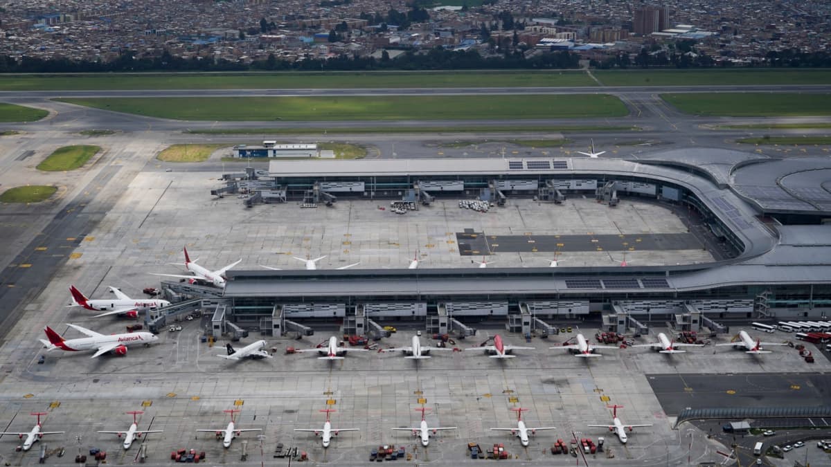 La batalla por los horarios aéreos: por qué los cambios de la Aerocivil podrían encarecerte los vuelos