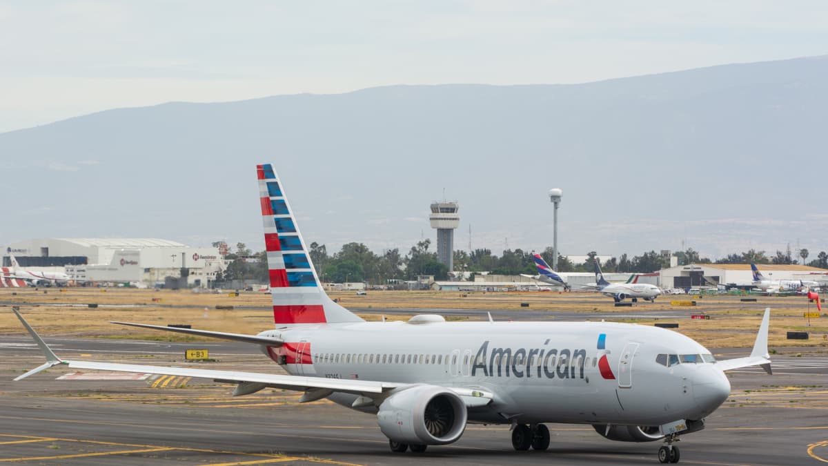Avión de American Airlines aterrizó en Medellín con presunto agujero de bala en el ala