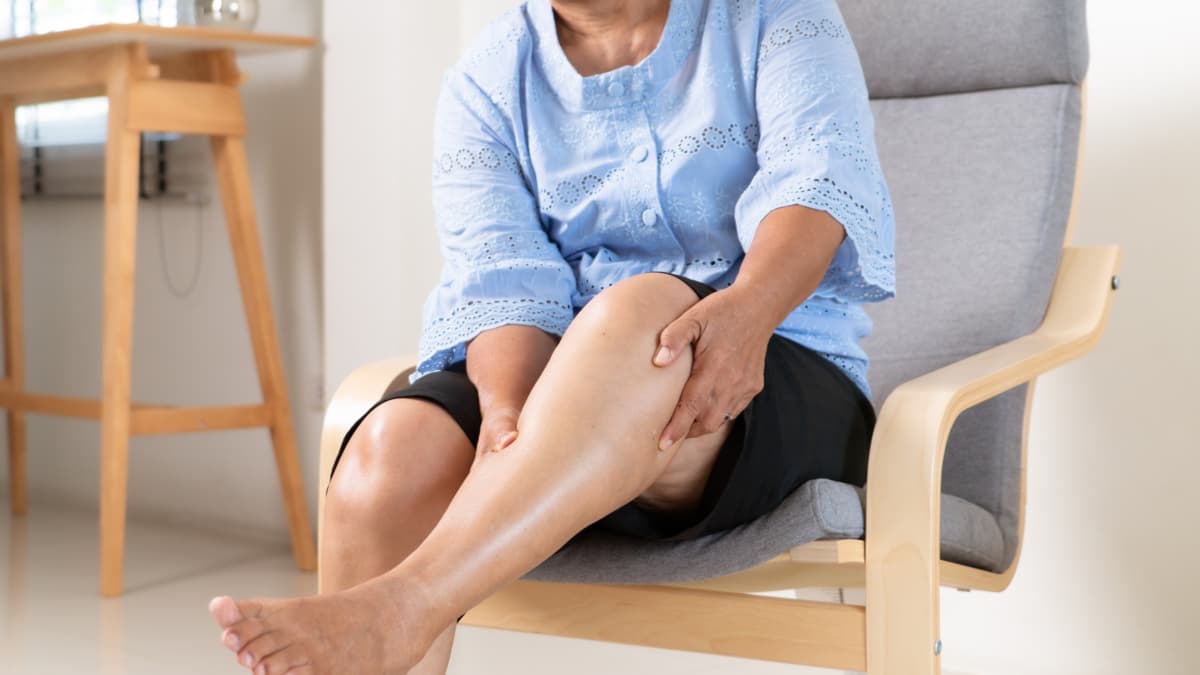 Pesadez e hinchazón en las piernas: señales de alerta para revisar tu circulación