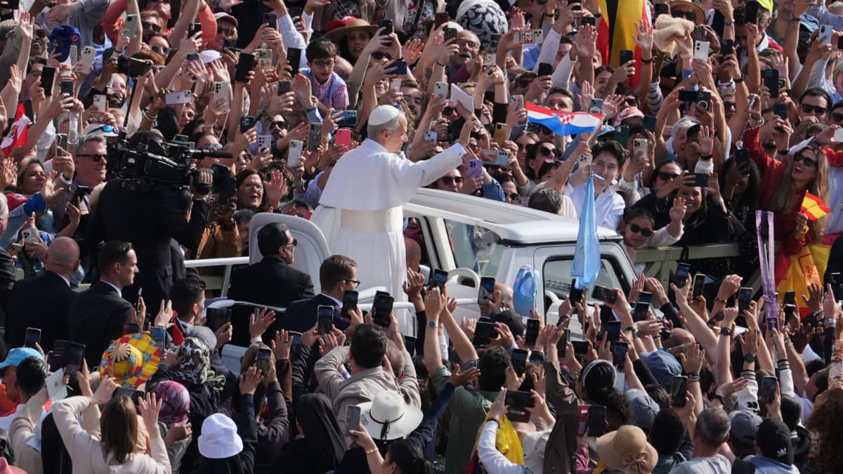 Papa León XIV condena bombardeos aéreos y exige que la aviación sea instrumento de paz