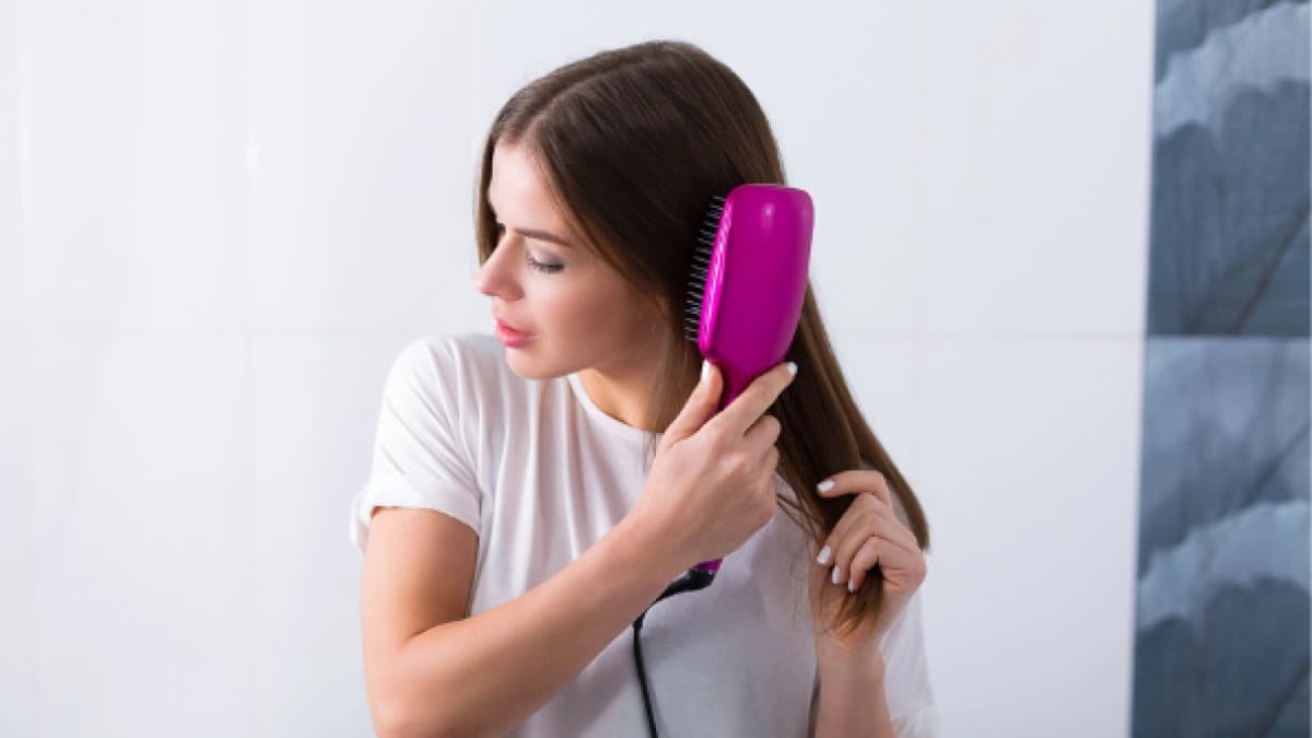 Limpie su cepillo cada semana: así evita que suciedad vuelva a su cabello