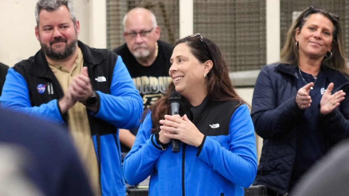 Ingeniera colombiana lidera exitoso regreso de misión Artemis II a la Tierra