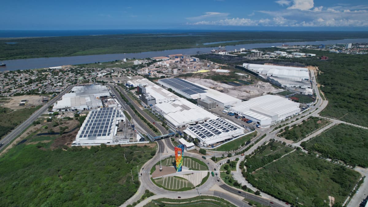 Tecnoglass cierra 2025 con ganancias récord pero ganancias casi planas por presión de costos