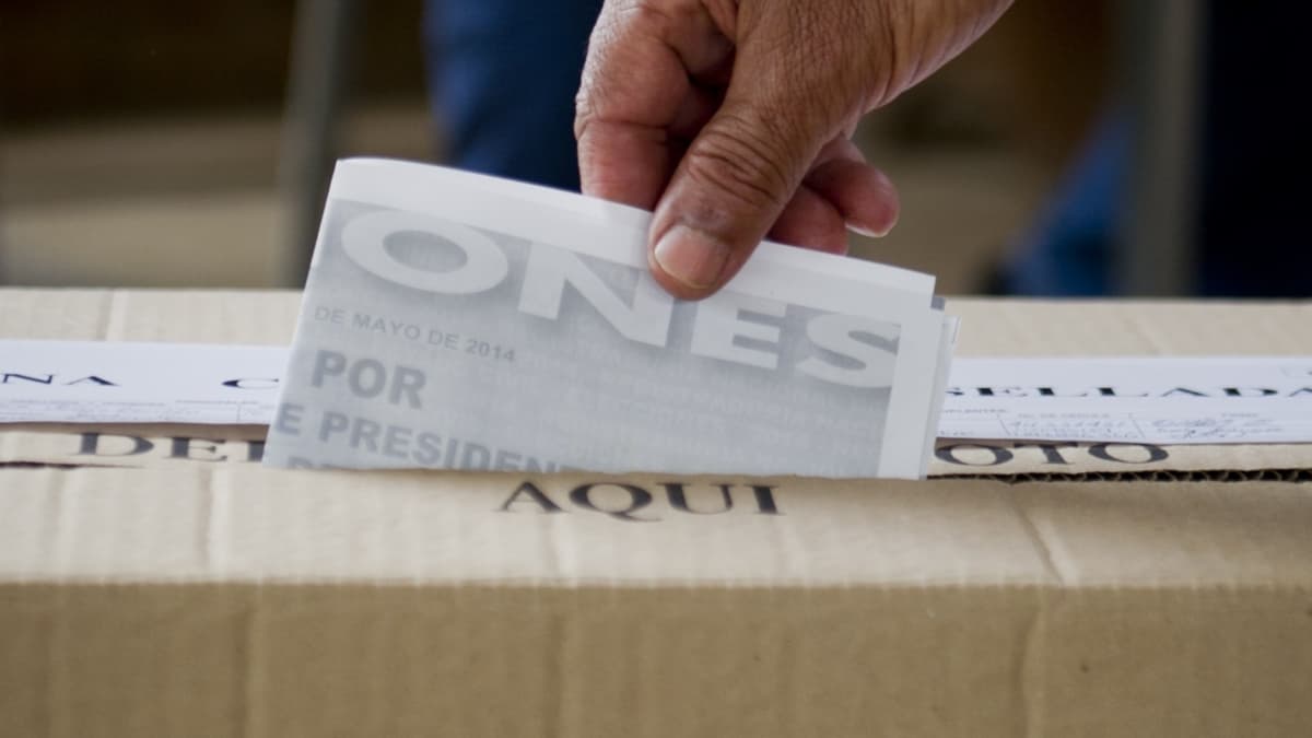 Las campañas de 2026 usan el miedo y la ira para influir en votantes, advierte estudio de la Católica