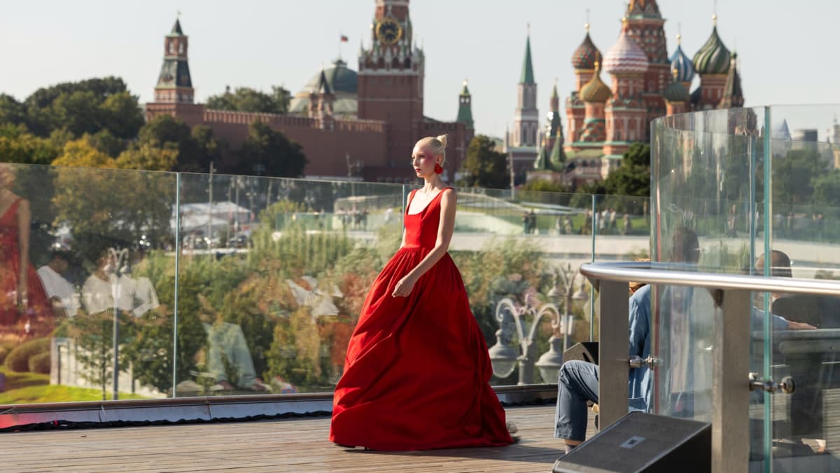 Moscú reúne a más de 200 diseñadores de moda en su semana internacional de marzo