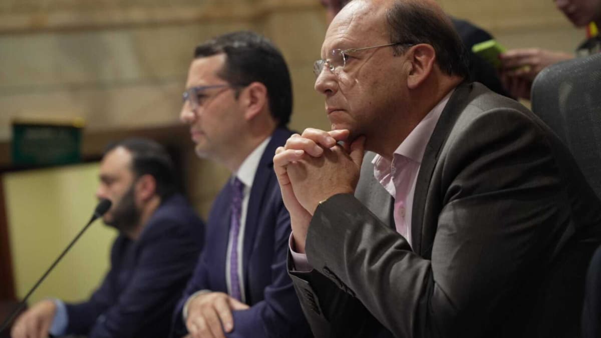 Bancos y Gobierno se reúnen hoy por inversiones forzosas: ¿qué significa para tu crédito?