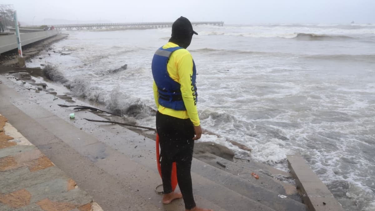 Desaparece joven de 19 años arrastrado por oleaje en Puerto Colombia; rescatistas continúan búsqueda