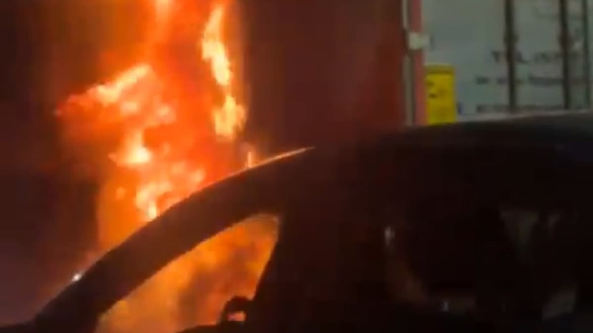 Tractocamión se incendió en la vía Cajicá-Chía tras choque con motocicleta; no hay heridos graves