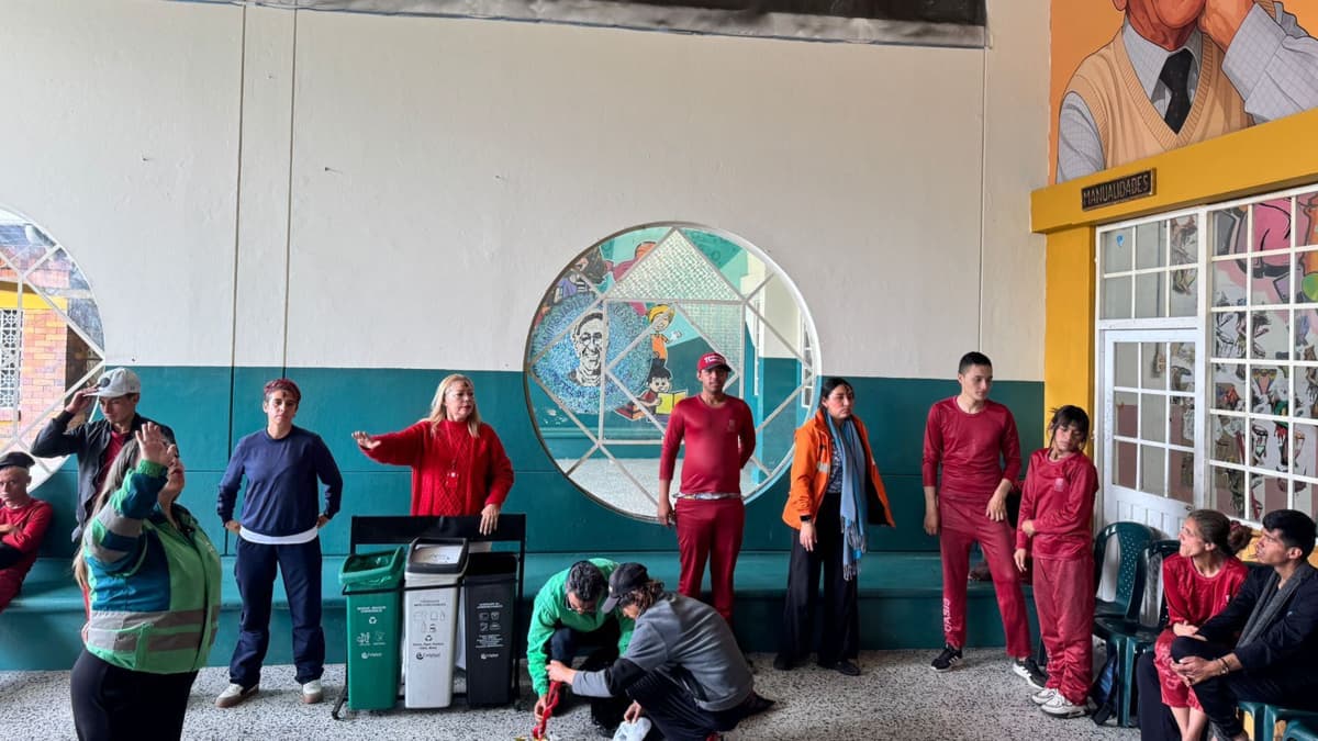 Jóvenes en situación de calle se convierten en guardianes de la limpieza en Bogotá