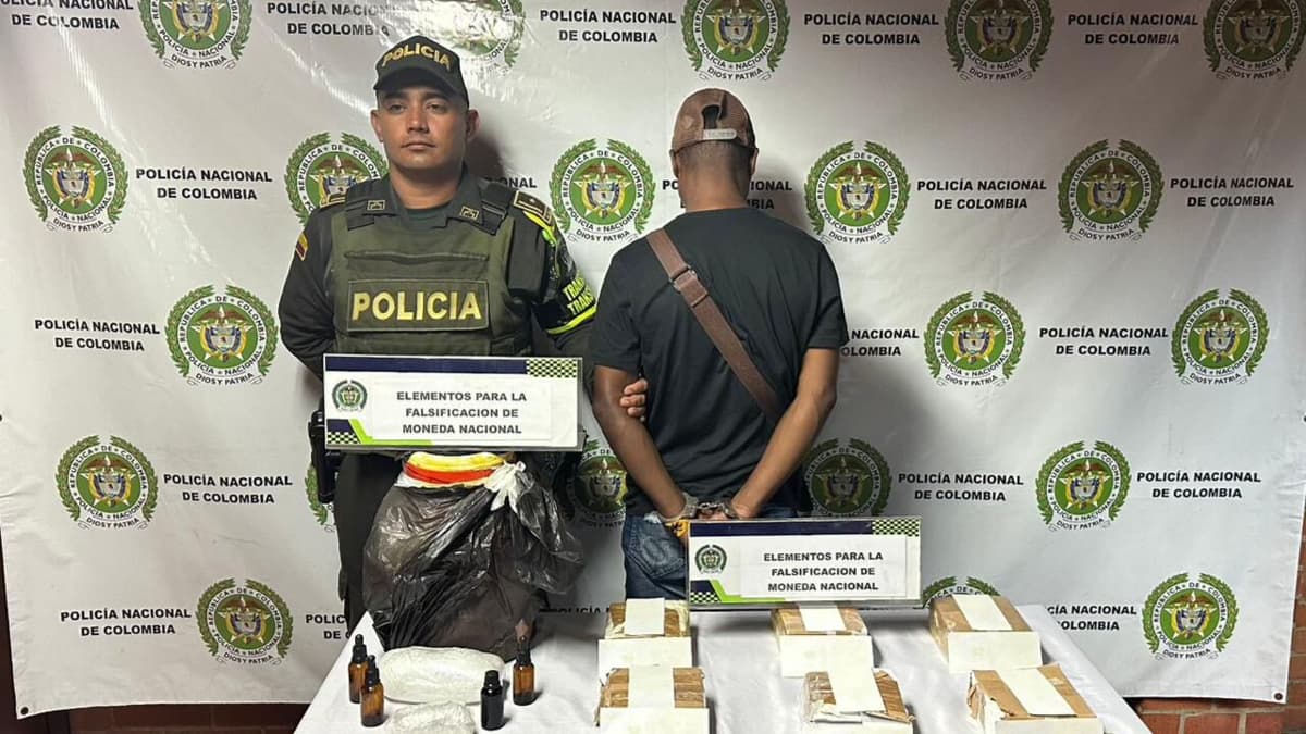 Detienen a pasajero con kit para falsificar 330 millones de pesos en bus hacia Medellín