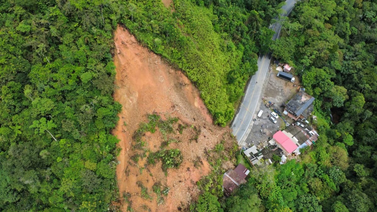 Derrumbe masivo cierra completamente la vía Medellín-Bogotá: tardarían 3 o 4 días en reabrirla