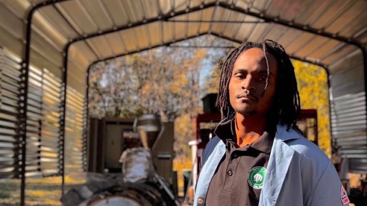 Joven desarrolla prototipo que convierte plástico en combustible, pero expertos advierten sobre validación