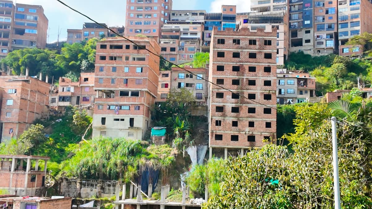 Alcaldía detecta 79 construcciones ilegales en cerro protegido de Medellín y sella seis viviendas
