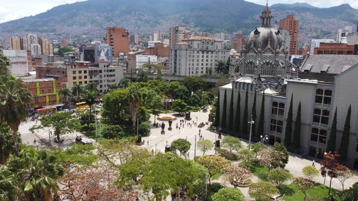 Medellín intensifica batalla por recuperar centro: limpiezas masivas y recorridos culturales como estrategia