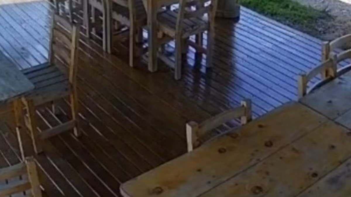 Camioneta se estrella contra restaurante en Antioquia tras perder control a alta velocidad