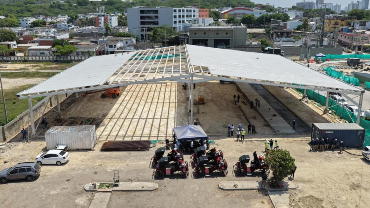 Cartagena avanza en su revolución eléctrica: el hangar para 62 coches ya está a mitad de camino