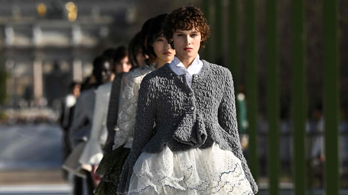 París viste de flores, clásicos y colores vibrantes en la Semana de la Moda