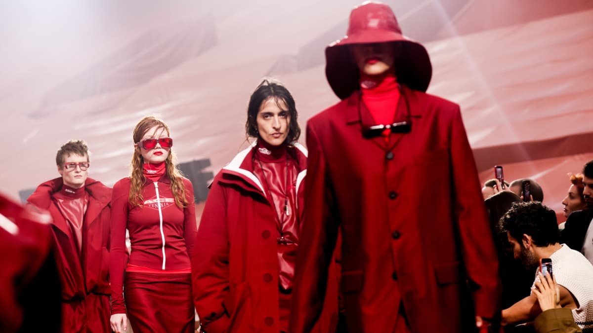 Lacoste mezcla moda deportiva y urbana en desfile de París inspirado en la lluvia y el tenis