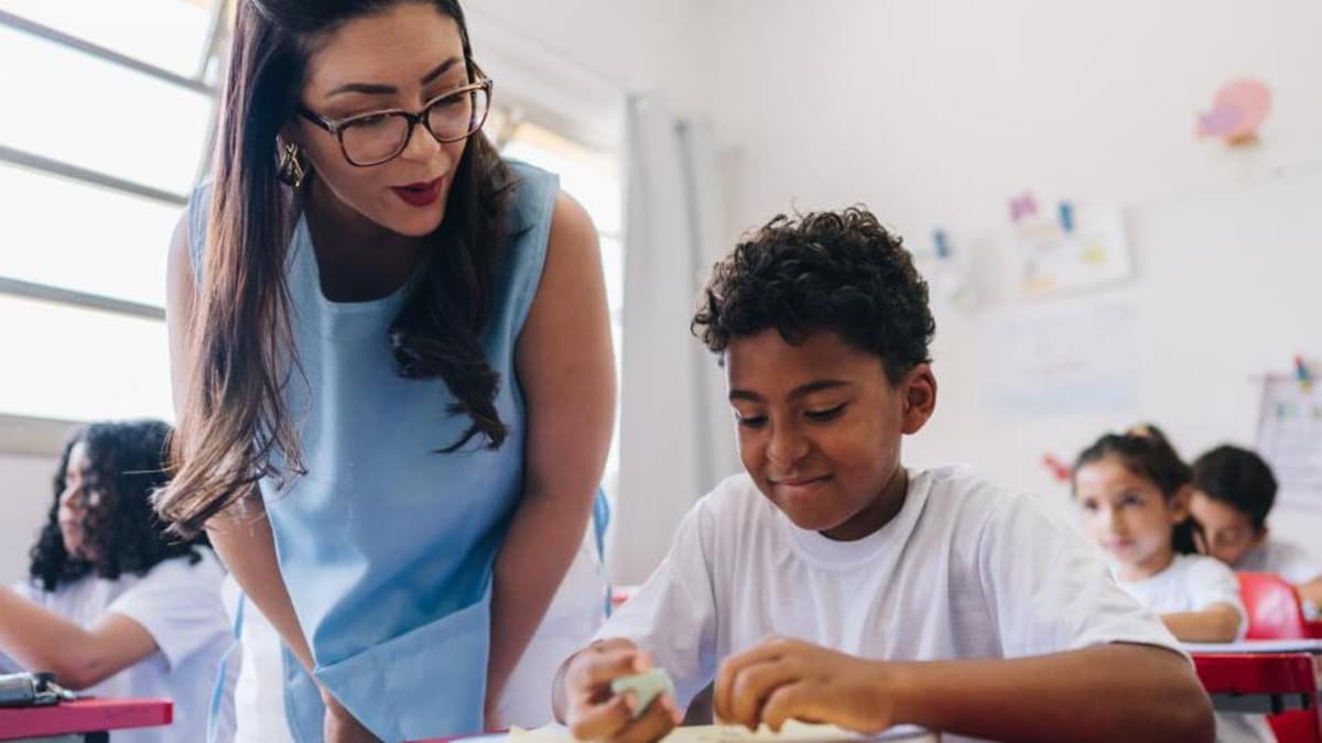 Gobierno aprueba aumento del 7% para profesores de colegios y universidades públicas