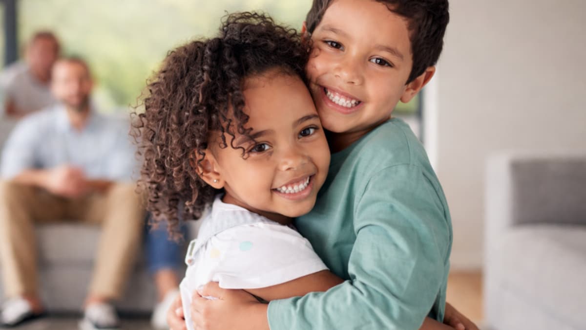 Cuidar hermanos menores desarrolla empatía y habilidades sociales en los niños