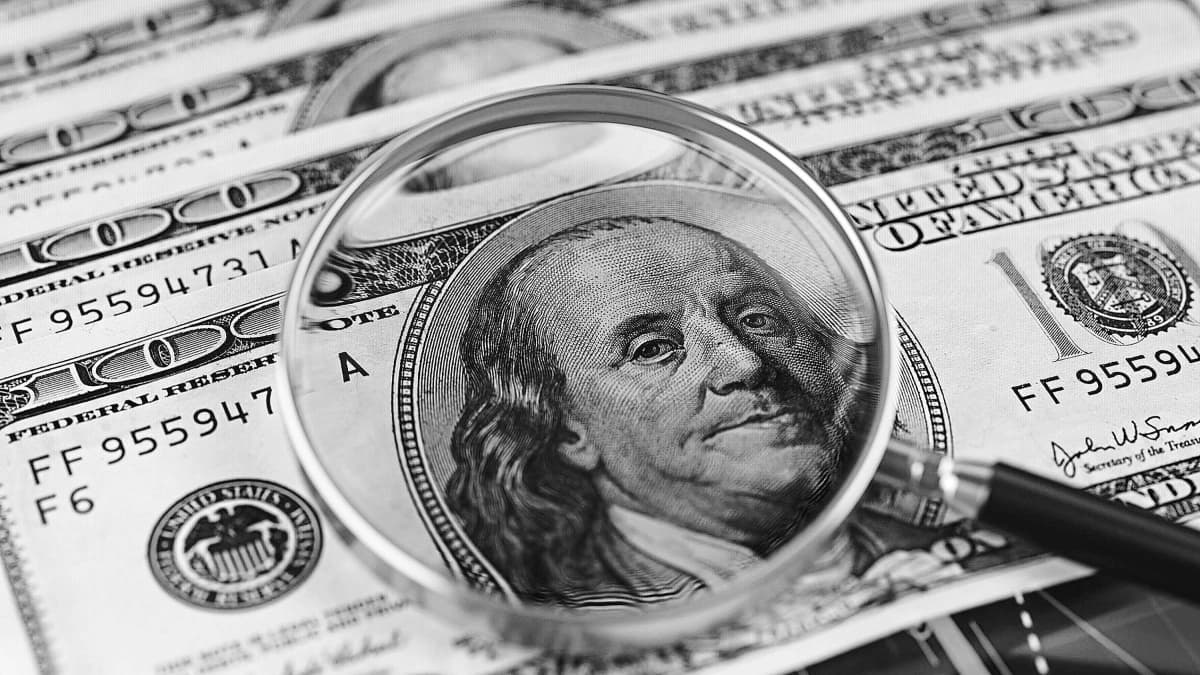 Dólar cae a su nivel más bajo de mayo en Colombia mientras deuda pública se revalúa