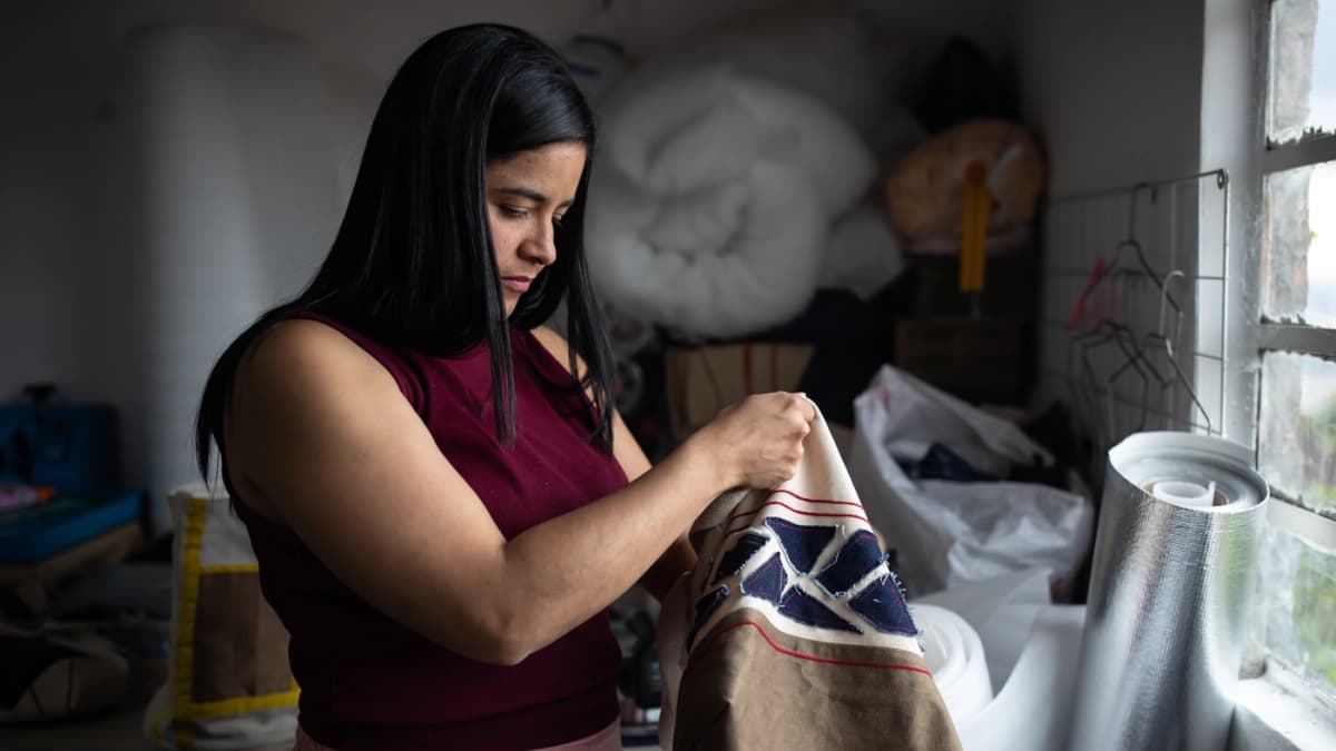 Mujeres confeccionistas impulsan la moda circular masiva en Colombia con innovadora colección