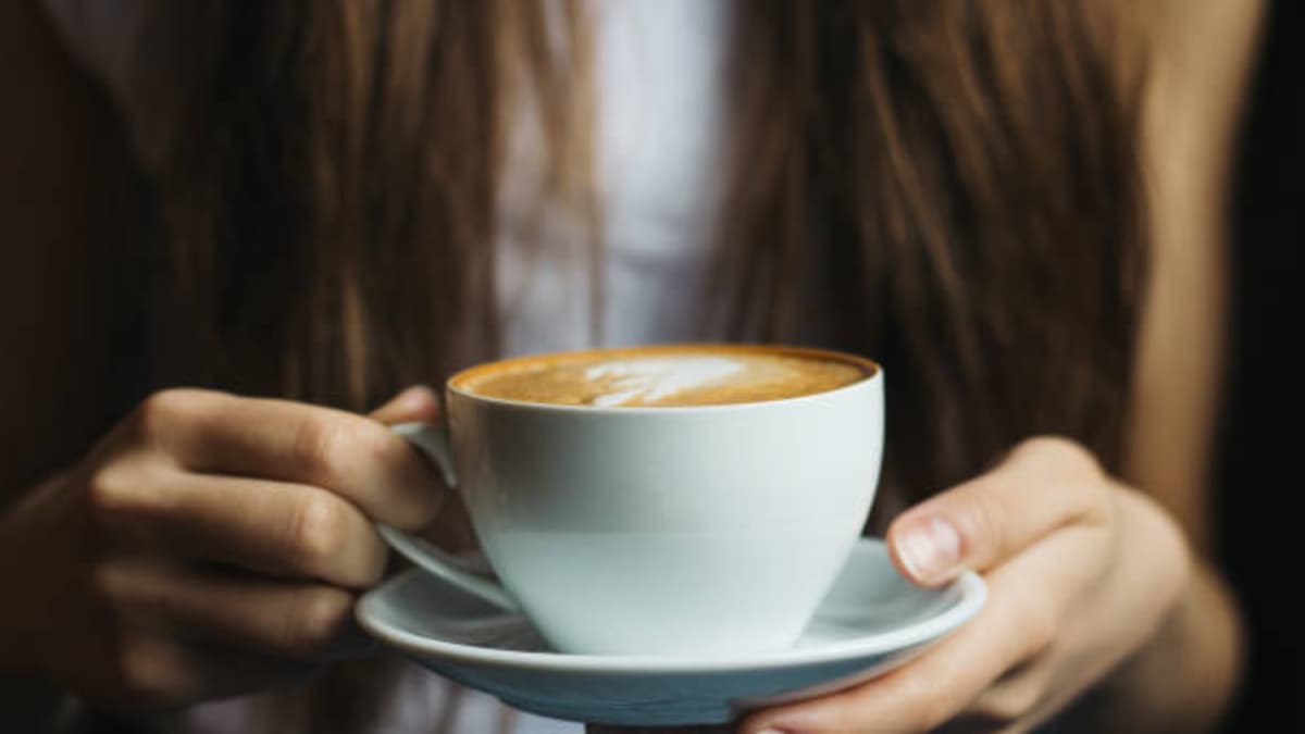 El café al despertar podría estar saboteando su energía: qué dice la medicina