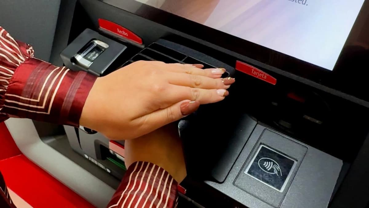 Antes de retirar la prima: el error en el cajero que puede costarle millones